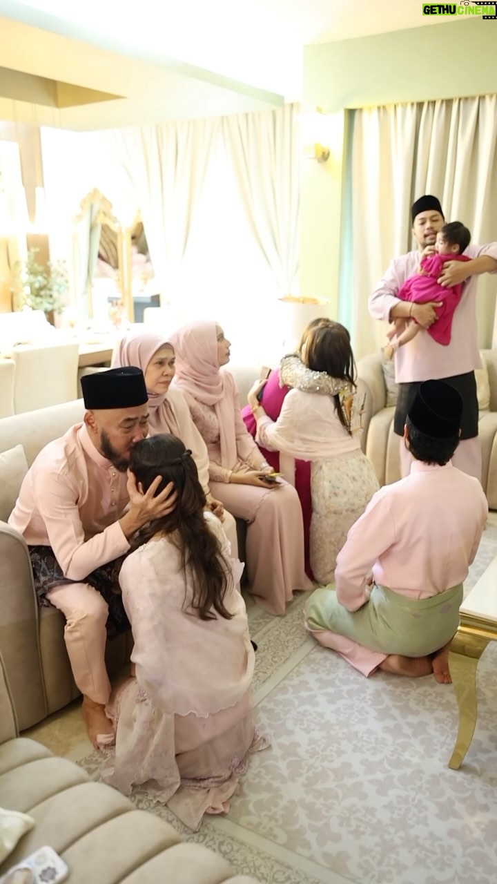 Uqasha Senrose - 81.5K Likes - Selamat hari raya semua . maaf zahir dan batin . menangis semua mcm banyak bethol dosa masing2 hahaha tak ada lah , thats how our family is , we care , love n protect towards each other so much n 1 think in all of our head if one day one of us tak ada lagi , so this is d time to put all our ego aside n let it out .. soon our little brother pulak insyallah akan mendiri kan masjid .. ❤️