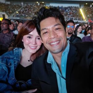 Uqasha Senrose Instagram - Still can’t move on from last nights concert, it was a blast!He literally sang 4 hours straight without any break! His
voice is mesmerizing that it completely holds our attention !! It is so incredible how he performed effortlessly while sitting down, changing guitars more than 10 times, singing with mic on his shoulder while signing autographs.. ! dengar dalam youtube sama dengan live tak pancit langsung ! he is a legend , I loved every minute ❤️
thank you to asha sayang @ashazainul 🥰
percaya tak sepanjang qasha hidup , ni first concert qasha pergi ..