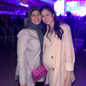 Uqasha Senrose Instagram - Still can’t move on from last nights concert, it was a blast!He literally sang 4 hours straight without any break! His
voice is mesmerizing that it completely holds our attention !! It is so incredible how he performed effortlessly while sitting down, changing guitars more than 10 times, singing with mic on his shoulder while signing autographs.. ! dengar dalam youtube sama dengan live tak pancit langsung ! he is a legend , I loved every minute ❤️
thank you to asha sayang @ashazainul 🥰
percaya tak sepanjang qasha hidup , ni first concert qasha pergi ..