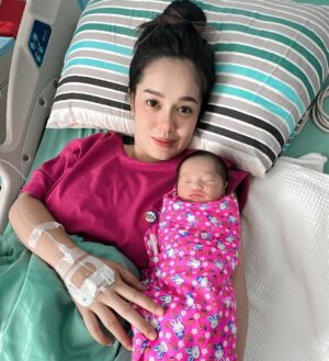 Uqasha Senrose Instagram - Salam tiba-tiba rasa sebak sangat sangat , tak sangka qasha dah lalui mengandung 9 bulan , melahirkn semua rasa apa tu sakit melahirkan berpantang membesar kan anak sampai dah nak masuk 6 bulan anak ibu Hawra Uqaira .. belajar macam2 untuk besar kan dan beri kan yang terbaik untuk anak .. Ya Allah Ya rabbi lindungilah anak ku , jagalah disetiap langkah kaki nya , di setiap detak jantungnya dan disetiap hembusan nafasnya . Ya Allah panjangkan lah umur anak ku , terangilah hatinya teguhkan lah iman nya .. cerdaskn akal nya , baguskanlah amal perbuatannya , lapangkan lah rezeki nya , dekatkn lah dengan kebaikan dan JAUHKANLAH DARI SEGALA KEBURUKAN ♥️
Ya Allah kabulkan harapan dan doa doa ku ini , agar Uqaira menjadi anak yang solehah yang taat pada perintah Mu Ya Allah , berbakti pada ibu ayah dan agama . semoga menjadi anak yang success didunia dan diakhirat ..
tak sangka Uqaira dah nak masuk 6 bulan 😢 ( emosi sebak semua ada )
Your my heart and soul sayang @hawrauqaira
p/s : kepada semua suami2 , hargailah isteri anda , besar pengorbanan isteri yang membesarkan anak tanpa pertolongan sesiapa .. yang tak cukup tidur , yang basuh baju anak lipat baju anak susun baju anak , basuh botol susu , buat kan susu , tidur kan sampai nak patah pinggang , nak makan pun hanya untuk alas perut , nak masuk toilet pun kena pegang anak , kalau letak nangis , nak mandi pun tak sempat takut anak nangis .. yang ada helper tu alhamdulilah .. yang mengasuh sendiri tu ingat lah SANGAT BESAR PAHALA NYA .. 💋