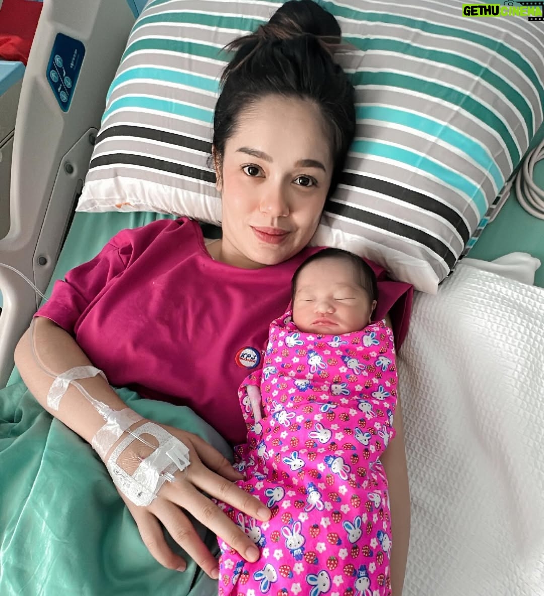Uqasha Senrose - 98.6K Likes - Salam tiba-tiba rasa sebak sangat sangat , tak sangka qasha dah lalui mengandung 9 bulan , melahirkn semua rasa apa tu sakit melahirkan berpantang membesar kan anak sampai dah nak masuk 6 bulan anak ibu Hawra Uqaira .. belajar macam2 untuk besar kan dan beri kan yang terbaik untuk anak .. Ya Allah Ya rabbi lindungilah anak ku , jagalah disetiap langkah kaki nya , di setiap detak jantungnya dan disetiap hembusan nafasnya . Ya Allah panjangkan lah umur anak ku , terangilah hatinya teguhkan lah iman nya .. cerdaskn akal nya , baguskanlah amal perbuatannya , lapangkan lah rezeki nya , dekatkn lah dengan kebaikan dan JAUHKANLAH DARI SEGALA KEBURUKAN ♥️ 
Ya Allah kabulkan harapan dan doa doa ku ini , agar Uqaira menjadi anak yang solehah yang taat pada perintah Mu Ya Allah , berbakti pada ibu ayah dan agama . semoga menjadi anak yang success didunia dan diakhirat .. 

tak sangka Uqaira dah nak masuk 6 bulan 😢 ( emosi sebak semua ada ) 

Your my heart and soul sayang @hawrauqaira

p/s : kepada semua suami2 , hargailah isteri anda , besar pengorbanan isteri yang membesarkan anak tanpa pertolongan sesiapa .. yang tak cukup tidur , yang basuh baju anak lipat baju anak susun baju anak , basuh botol susu , buat kan susu , tidur kan sampai nak patah pinggang , nak makan pun hanya untuk alas perut , nak masuk toilet pun kena pegang anak , kalau letak nangis , nak mandi pun tak sempat takut anak nangis .. yang ada helper tu alhamdulilah .. yang mengasuh sendiri tu ingat lah SANGAT BESAR PAHALA NYA .. 💋