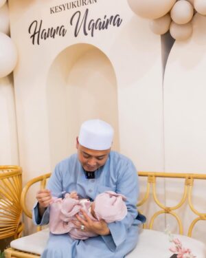 Uqasha Senrose Instagram - Alhamdulilah syukur Ya Allah terima kasih banyak2 @ustazwadiannuar sudi tahnik kan puteri qasha 💕😭 .. semoga menjadi anak yang solehah anak ku 💕