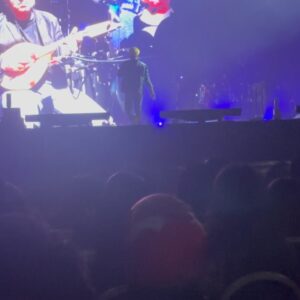 Uqasha Senrose Instagram - Still can’t move on from last nights concert, it was a blast!He literally sang 4 hours straight without any break! His
voice is mesmerizing that it completely holds our attention !! It is so incredible how he performed effortlessly while sitting down, changing guitars more than 10 times, singing with mic on his shoulder while signing autographs.. ! dengar dalam youtube sama dengan live tak pancit langsung ! he is a legend , I loved every minute ❤️ 

thank you to asha sayang @ashazainul 🥰

percaya tak sepanjang qasha hidup , ni first concert qasha pergi ..