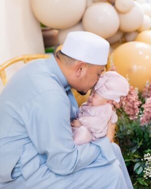 Uqasha Senrose Instagram - Alhamdulilah syukur Ya Allah terima kasih banyak2 @ustazwadiannuar sudi tahnik kan puteri qasha 💕😭 .. semoga menjadi anak yang solehah anak ku 💕