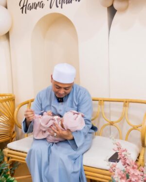 Uqasha Senrose Instagram - Alhamdulilah syukur Ya Allah terima kasih banyak2 @ustazwadiannuar sudi tahnik kan puteri qasha 💕😭 .. semoga menjadi anak yang solehah anak ku 💕