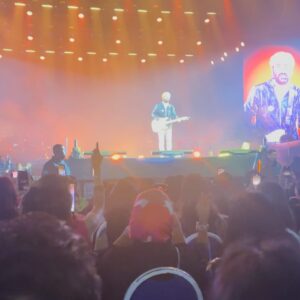 Uqasha Senrose Instagram - Still can’t move on from last nights concert, it was a blast!He literally sang 4 hours straight without any break! His
voice is mesmerizing that it completely holds our attention !! It is so incredible how he performed effortlessly while sitting down, changing guitars more than 10 times, singing with mic on his shoulder while signing autographs.. ! dengar dalam youtube sama dengan live tak pancit langsung ! he is a legend , I loved every minute ❤️ 

thank you to asha sayang @ashazainul 🥰

percaya tak sepanjang qasha hidup , ni first concert qasha pergi ..
