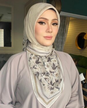 Uqasha Senrose Instagram - thankyou for my @deq_yan and also my @ochobridalstyling memcantik kan qasha tadi 💕 .. sayang korang
ada live tiktok tadi for @callabeauty_hq 💕