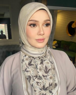 Uqasha Senrose Instagram - thankyou for my @deq_yan and also my @ochobridalstyling memcantik kan qasha tadi 💕 .. sayang korang
ada live tiktok tadi for @callabeauty_hq 💕