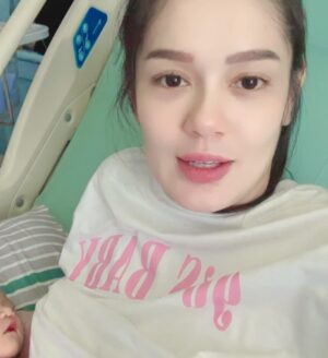 Uqasha Senrose Instagram - Salam tiba-tiba rasa sebak sangat sangat , tak sangka qasha dah lalui mengandung 9 bulan , melahirkn semua rasa apa tu sakit melahirkan berpantang membesar kan anak sampai dah nak masuk 6 bulan anak ibu Hawra Uqaira .. belajar macam2 untuk besar kan dan beri kan yang terbaik untuk anak .. Ya Allah Ya rabbi lindungilah anak ku , jagalah disetiap langkah kaki nya , di setiap detak jantungnya dan disetiap hembusan nafasnya . Ya Allah panjangkan lah umur anak ku , terangilah hatinya teguhkan lah iman nya .. cerdaskn akal nya , baguskanlah amal perbuatannya , lapangkan lah rezeki nya , dekatkn lah dengan kebaikan dan JAUHKANLAH DARI SEGALA KEBURUKAN ♥️ 
Ya Allah kabulkan harapan dan doa doa ku ini , agar Uqaira menjadi anak yang solehah yang taat pada perintah Mu Ya Allah , berbakti pada ibu ayah dan agama . semoga menjadi anak yang success didunia dan diakhirat .. 

tak sangka Uqaira dah nak masuk 6 bulan 😢 ( emosi sebak semua ada ) 

Your my heart and soul sayang @hawrauqaira

p/s : kepada semua suami2 , hargailah isteri anda , besar pengorbanan isteri yang membesarkan anak tanpa pertolongan sesiapa .. yang tak cukup tidur , yang basuh baju anak lipat baju anak susun baju anak , basuh botol susu , buat kan susu , tidur kan sampai nak patah pinggang , nak makan pun hanya untuk alas perut , nak masuk toilet pun kena pegang anak , kalau letak nangis , nak mandi pun tak sempat takut anak nangis .. yang ada helper tu alhamdulilah .. yang mengasuh sendiri tu ingat lah SANGAT BESAR PAHALA NYA .. 💋