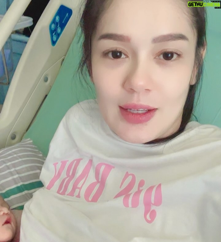 Uqasha Senrose - 98.6K Likes - Salam tiba-tiba rasa sebak sangat sangat , tak sangka qasha dah lalui mengandung 9 bulan , melahirkn semua rasa apa tu sakit melahirkan berpantang membesar kan anak sampai dah nak masuk 6 bulan anak ibu Hawra Uqaira .. belajar macam2 untuk besar kan dan beri kan yang terbaik untuk anak .. Ya Allah Ya rabbi lindungilah anak ku , jagalah disetiap langkah kaki nya , di setiap detak jantungnya dan disetiap hembusan nafasnya . Ya Allah panjangkan lah umur anak ku , terangilah hatinya teguhkan lah iman nya .. cerdaskn akal nya , baguskanlah amal perbuatannya , lapangkan lah rezeki nya , dekatkn lah dengan kebaikan dan JAUHKANLAH DARI SEGALA KEBURUKAN ♥️ 
Ya Allah kabulkan harapan dan doa doa ku ini , agar Uqaira menjadi anak yang solehah yang taat pada perintah Mu Ya Allah , berbakti pada ibu ayah dan agama . semoga menjadi anak yang success didunia dan diakhirat .. 

tak sangka Uqaira dah nak masuk 6 bulan 😢 ( emosi sebak semua ada ) 

Your my heart and soul sayang @hawrauqaira

p/s : kepada semua suami2 , hargailah isteri anda , besar pengorbanan isteri yang membesarkan anak tanpa pertolongan sesiapa .. yang tak cukup tidur , yang basuh baju anak lipat baju anak susun baju anak , basuh botol susu , buat kan susu , tidur kan sampai nak patah pinggang , nak makan pun hanya untuk alas perut , nak masuk toilet pun kena pegang anak , kalau letak nangis , nak mandi pun tak sempat takut anak nangis .. yang ada helper tu alhamdulilah .. yang mengasuh sendiri tu ingat lah SANGAT BESAR PAHALA NYA .. 💋