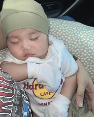 Uqasha Senrose Instagram - To my little girl i love you with all my heart 🩷 i know im a strong women , everything that hit me in life , ive dealt with insyallah
Uqaira is my heart , my soul my BEST THING that has happend to me , source of many laughs n a few tears hehhe .. She is my world my kekuatan
#uqashasenrose
#uqaira