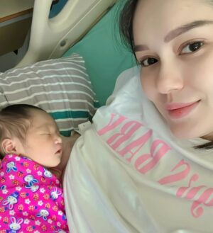 Uqasha Senrose Instagram - Salam tiba-tiba rasa sebak sangat sangat , tak sangka qasha dah lalui mengandung 9 bulan , melahirkn semua rasa apa tu sakit melahirkan berpantang membesar kan anak sampai dah nak masuk 6 bulan anak ibu Hawra Uqaira .. belajar macam2 untuk besar kan dan beri kan yang terbaik untuk anak .. Ya Allah Ya rabbi lindungilah anak ku , jagalah disetiap langkah kaki nya , di setiap detak jantungnya dan disetiap hembusan nafasnya . Ya Allah panjangkan lah umur anak ku , terangilah hatinya teguhkan lah iman nya .. cerdaskn akal nya , baguskanlah amal perbuatannya , lapangkan lah rezeki nya , dekatkn lah dengan kebaikan dan JAUHKANLAH DARI SEGALA KEBURUKAN ♥️
Ya Allah kabulkan harapan dan doa doa ku ini , agar Uqaira menjadi anak yang solehah yang taat pada perintah Mu Ya Allah , berbakti pada ibu ayah dan agama . semoga menjadi anak yang success didunia dan diakhirat ..
tak sangka Uqaira dah nak masuk 6 bulan 😢 ( emosi sebak semua ada )
Your my heart and soul sayang @hawrauqaira
p/s : kepada semua suami2 , hargailah isteri anda , besar pengorbanan isteri yang membesarkan anak tanpa pertolongan sesiapa .. yang tak cukup tidur , yang basuh baju anak lipat baju anak susun baju anak , basuh botol susu , buat kan susu , tidur kan sampai nak patah pinggang , nak makan pun hanya untuk alas perut , nak masuk toilet pun kena pegang anak , kalau letak nangis , nak mandi pun tak sempat takut anak nangis .. yang ada helper tu alhamdulilah .. yang mengasuh sendiri tu ingat lah SANGAT BESAR PAHALA NYA .. 💋