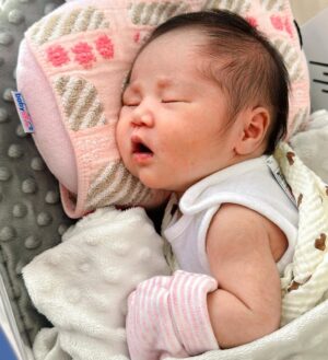 Uqasha Senrose Instagram - Salam tiba-tiba rasa sebak sangat sangat , tak sangka qasha dah lalui mengandung 9 bulan , melahirkn semua rasa apa tu sakit melahirkan berpantang membesar kan anak sampai dah nak masuk 6 bulan anak ibu Hawra Uqaira .. belajar macam2 untuk besar kan dan beri kan yang terbaik untuk anak .. Ya Allah Ya rabbi lindungilah anak ku , jagalah disetiap langkah kaki nya , di setiap detak jantungnya dan disetiap hembusan nafasnya . Ya Allah panjangkan lah umur anak ku , terangilah hatinya teguhkan lah iman nya .. cerdaskn akal nya , baguskanlah amal perbuatannya , lapangkan lah rezeki nya , dekatkn lah dengan kebaikan dan JAUHKANLAH DARI SEGALA KEBURUKAN ♥️
Ya Allah kabulkan harapan dan doa doa ku ini , agar Uqaira menjadi anak yang solehah yang taat pada perintah Mu Ya Allah , berbakti pada ibu ayah dan agama . semoga menjadi anak yang success didunia dan diakhirat ..
tak sangka Uqaira dah nak masuk 6 bulan 😢 ( emosi sebak semua ada )
Your my heart and soul sayang @hawrauqaira
p/s : kepada semua suami2 , hargailah isteri anda , besar pengorbanan isteri yang membesarkan anak tanpa pertolongan sesiapa .. yang tak cukup tidur , yang basuh baju anak lipat baju anak susun baju anak , basuh botol susu , buat kan susu , tidur kan sampai nak patah pinggang , nak makan pun hanya untuk alas perut , nak masuk toilet pun kena pegang anak , kalau letak nangis , nak mandi pun tak sempat takut anak nangis .. yang ada helper tu alhamdulilah .. yang mengasuh sendiri tu ingat lah SANGAT BESAR PAHALA NYA .. 💋