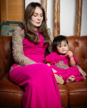 Uqasha Senrose Instagram - 1st day raya me and uqaira je color too bright heheeh ! sebab nely said any shades of pink , so i pun choose shocking pink dengan @rizman.n @rizmanruzaini .. so i lah paling terang dalam family heheeh .. thank you abang @rizman.n buat kan baju raya qasha n uqaira bery bery d last min ! 🙏🏻❤️
#uqashasenrose
#uqaira
p/s : uqaira fashion dia sebelah kasut memang tak lekat ! 🤣