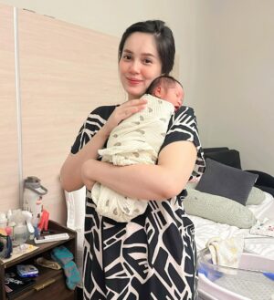 Uqasha Senrose Instagram - Salam tiba-tiba rasa sebak sangat sangat , tak sangka qasha dah lalui mengandung 9 bulan , melahirkn semua rasa apa tu sakit melahirkan berpantang membesar kan anak sampai dah nak masuk 6 bulan anak ibu Hawra Uqaira .. belajar macam2 untuk besar kan dan beri kan yang terbaik untuk anak .. Ya Allah Ya rabbi lindungilah anak ku , jagalah disetiap langkah kaki nya , di setiap detak jantungnya dan disetiap hembusan nafasnya . Ya Allah panjangkan lah umur anak ku , terangilah hatinya teguhkan lah iman nya .. cerdaskn akal nya , baguskanlah amal perbuatannya , lapangkan lah rezeki nya , dekatkn lah dengan kebaikan dan JAUHKANLAH DARI SEGALA KEBURUKAN ♥️
Ya Allah kabulkan harapan dan doa doa ku ini , agar Uqaira menjadi anak yang solehah yang taat pada perintah Mu Ya Allah , berbakti pada ibu ayah dan agama . semoga menjadi anak yang success didunia dan diakhirat ..
tak sangka Uqaira dah nak masuk 6 bulan 😢 ( emosi sebak semua ada )
Your my heart and soul sayang @hawrauqaira
p/s : kepada semua suami2 , hargailah isteri anda , besar pengorbanan isteri yang membesarkan anak tanpa pertolongan sesiapa .. yang tak cukup tidur , yang basuh baju anak lipat baju anak susun baju anak , basuh botol susu , buat kan susu , tidur kan sampai nak patah pinggang , nak makan pun hanya untuk alas perut , nak masuk toilet pun kena pegang anak , kalau letak nangis , nak mandi pun tak sempat takut anak nangis .. yang ada helper tu alhamdulilah .. yang mengasuh sendiri tu ingat lah SANGAT BESAR PAHALA NYA .. 💋