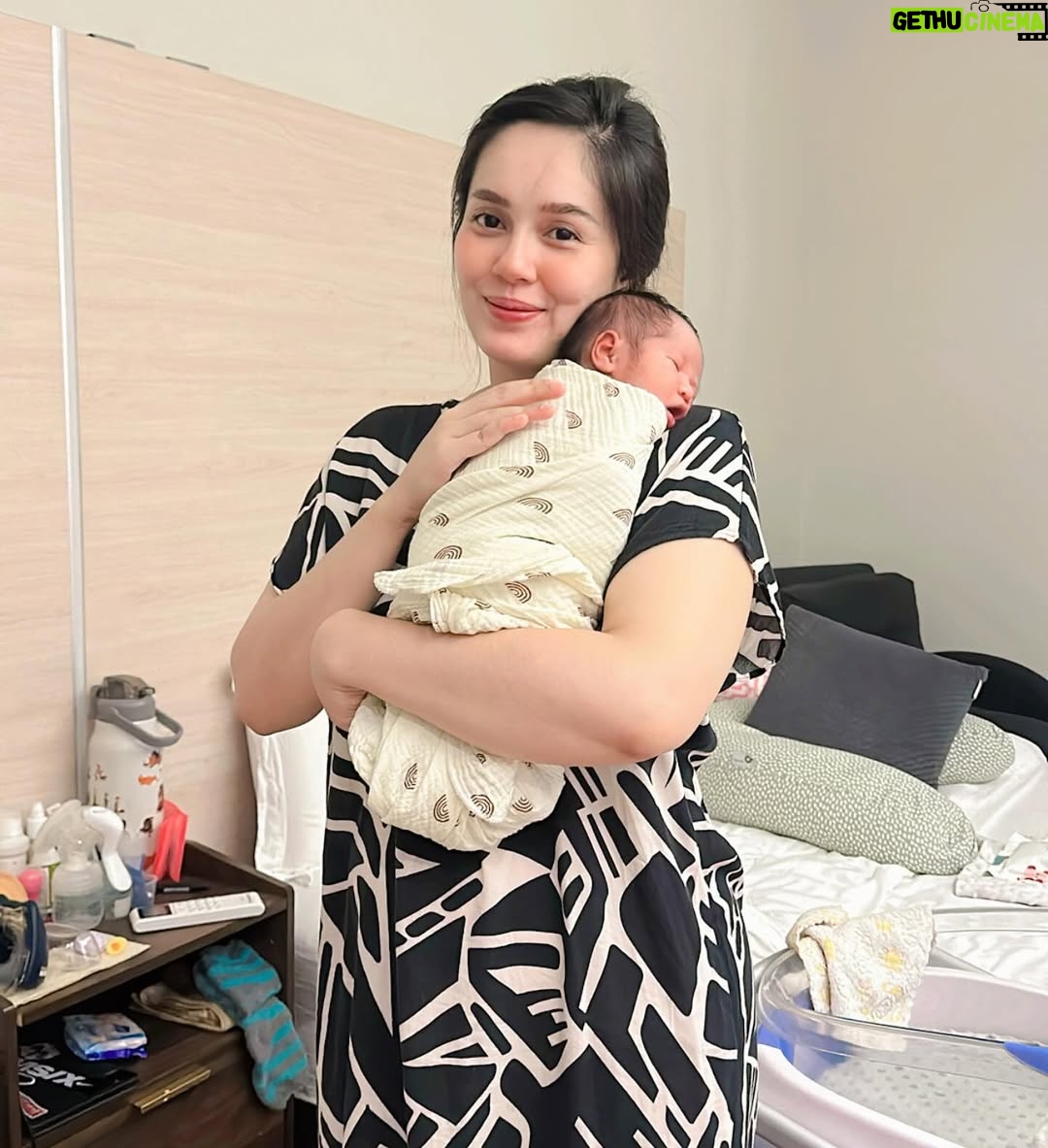 Uqasha Senrose - 98.6K Likes - Salam tiba-tiba rasa sebak sangat sangat , tak sangka qasha dah lalui mengandung 9 bulan , melahirkn semua rasa apa tu sakit melahirkan berpantang membesar kan anak sampai dah nak masuk 6 bulan anak ibu Hawra Uqaira .. belajar macam2 untuk besar kan dan beri kan yang terbaik untuk anak .. Ya Allah Ya rabbi lindungilah anak ku , jagalah disetiap langkah kaki nya , di setiap detak jantungnya dan disetiap hembusan nafasnya . Ya Allah panjangkan lah umur anak ku , terangilah hatinya teguhkan lah iman nya .. cerdaskn akal nya , baguskanlah amal perbuatannya , lapangkan lah rezeki nya , dekatkn lah dengan kebaikan dan JAUHKANLAH DARI SEGALA KEBURUKAN ♥️ 
Ya Allah kabulkan harapan dan doa doa ku ini , agar Uqaira menjadi anak yang solehah yang taat pada perintah Mu Ya Allah , berbakti pada ibu ayah dan agama . semoga menjadi anak yang success didunia dan diakhirat .. 

tak sangka Uqaira dah nak masuk 6 bulan 😢 ( emosi sebak semua ada ) 

Your my heart and soul sayang @hawrauqaira

p/s : kepada semua suami2 , hargailah isteri anda , besar pengorbanan isteri yang membesarkan anak tanpa pertolongan sesiapa .. yang tak cukup tidur , yang basuh baju anak lipat baju anak susun baju anak , basuh botol susu , buat kan susu , tidur kan sampai nak patah pinggang , nak makan pun hanya untuk alas perut , nak masuk toilet pun kena pegang anak , kalau letak nangis , nak mandi pun tak sempat takut anak nangis .. yang ada helper tu alhamdulilah .. yang mengasuh sendiri tu ingat lah SANGAT BESAR PAHALA NYA .. 💋