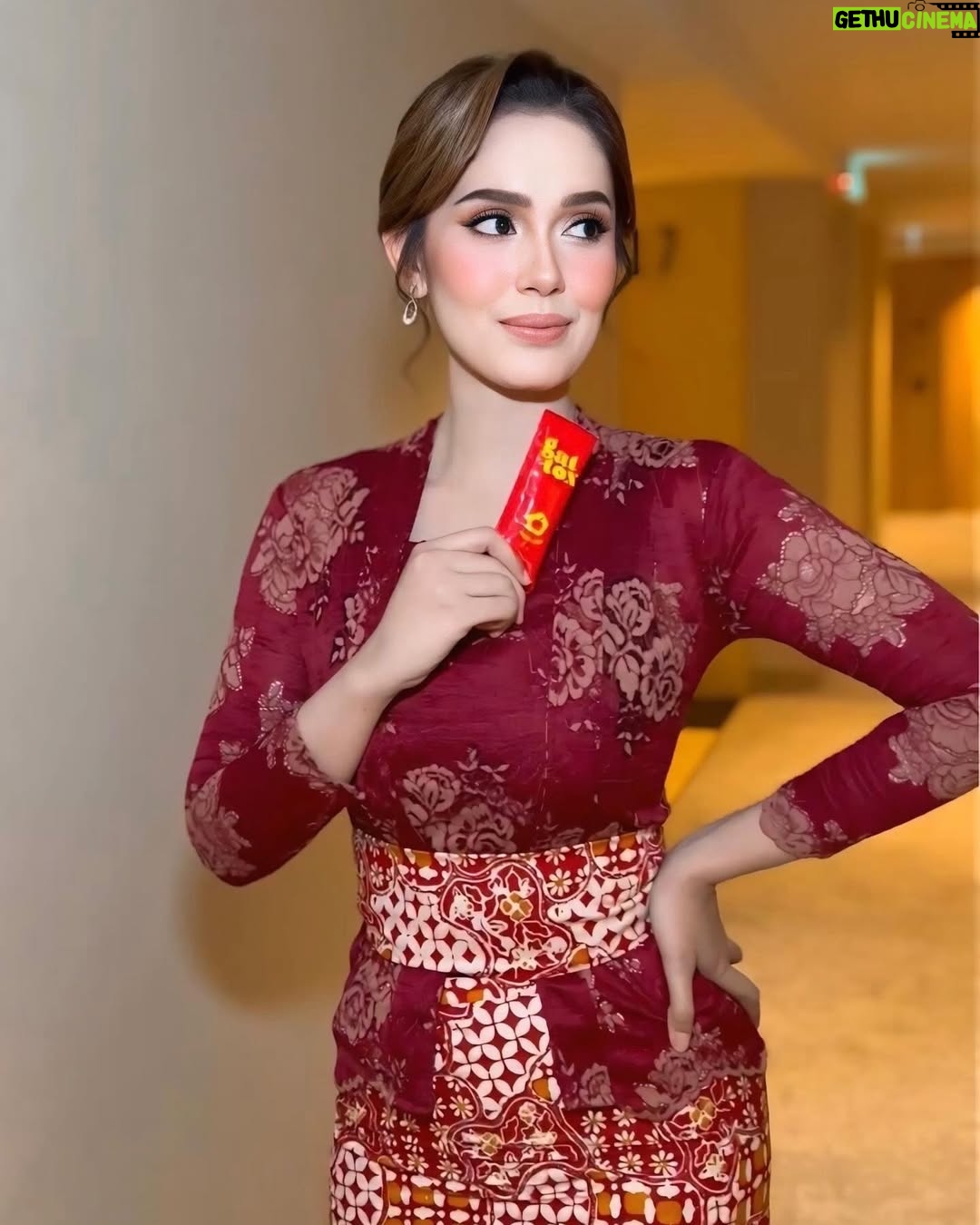 Uqasha Senrose - 30.8K Likes - Bezanya Qasha 2 bulan lepas dengan sekarang 😭😭

Dah turun 15kgs, alhamdulillah..bukan setakat nak krus je, Qasha nak sihat & bdan pun ringan je bila jaga baby Uqaira 🥹

Ada tak kesayangan Qasha, nak trun brat Raya ni macam Qasha? Cepat! Comment ‘Nak’ below..Qasha nak belanja RM60 discount 😍 

#uqashasenrose2 ❤️