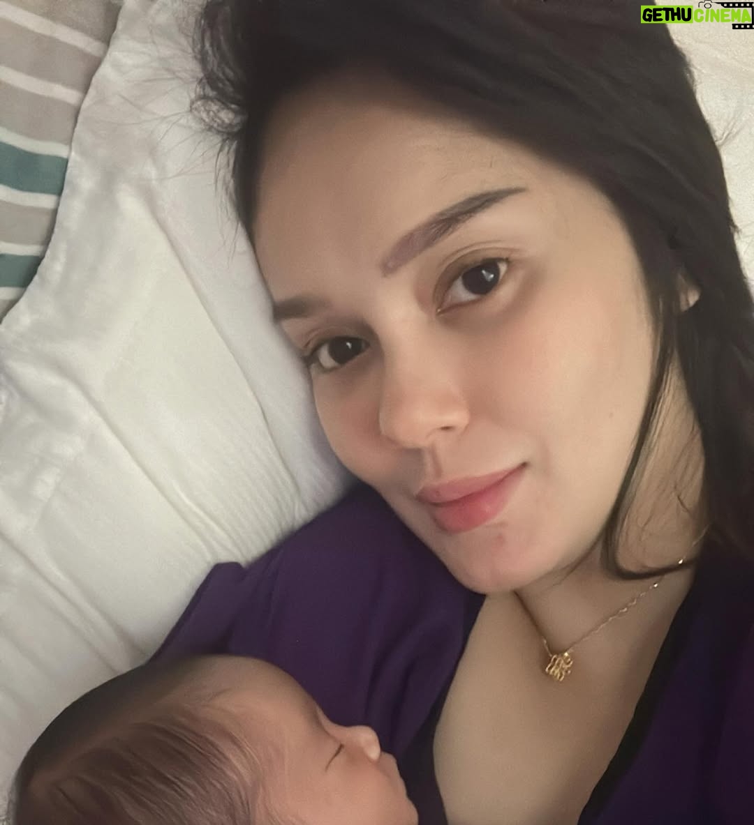 Uqasha Senrose - 98.6K Likes - Salam tiba-tiba rasa sebak sangat sangat , tak sangka qasha dah lalui mengandung 9 bulan , melahirkn semua rasa apa tu sakit melahirkan berpantang membesar kan anak sampai dah nak masuk 6 bulan anak ibu Hawra Uqaira .. belajar macam2 untuk besar kan dan beri kan yang terbaik untuk anak .. Ya Allah Ya rabbi lindungilah anak ku , jagalah disetiap langkah kaki nya , di setiap detak jantungnya dan disetiap hembusan nafasnya . Ya Allah panjangkan lah umur anak ku , terangilah hatinya teguhkan lah iman nya .. cerdaskn akal nya , baguskanlah amal perbuatannya , lapangkan lah rezeki nya , dekatkn lah dengan kebaikan dan JAUHKANLAH DARI SEGALA KEBURUKAN ♥️ 
Ya Allah kabulkan harapan dan doa doa ku ini , agar Uqaira menjadi anak yang solehah yang taat pada perintah Mu Ya Allah , berbakti pada ibu ayah dan agama . semoga menjadi anak yang success didunia dan diakhirat .. 

tak sangka Uqaira dah nak masuk 6 bulan 😢 ( emosi sebak semua ada ) 

Your my heart and soul sayang @hawrauqaira

p/s : kepada semua suami2 , hargailah isteri anda , besar pengorbanan isteri yang membesarkan anak tanpa pertolongan sesiapa .. yang tak cukup tidur , yang basuh baju anak lipat baju anak susun baju anak , basuh botol susu , buat kan susu , tidur kan sampai nak patah pinggang , nak makan pun hanya untuk alas perut , nak masuk toilet pun kena pegang anak , kalau letak nangis , nak mandi pun tak sempat takut anak nangis .. yang ada helper tu alhamdulilah .. yang mengasuh sendiri tu ingat lah SANGAT BESAR PAHALA NYA .. 💋