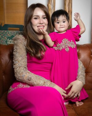 Uqasha Senrose Instagram - 1st day raya me and uqaira je color too bright heheeh ! sebab nely said any shades of pink , so i pun choose shocking pink dengan @rizman.n @rizmanruzaini .. so i lah paling terang dalam family heheeh .. thank you abang @rizman.n buat kan baju raya qasha n uqaira bery bery d last min ! 🙏🏻❤️
#uqashasenrose
#uqaira
p/s : uqaira fashion dia sebelah kasut memang tak lekat ! 🤣