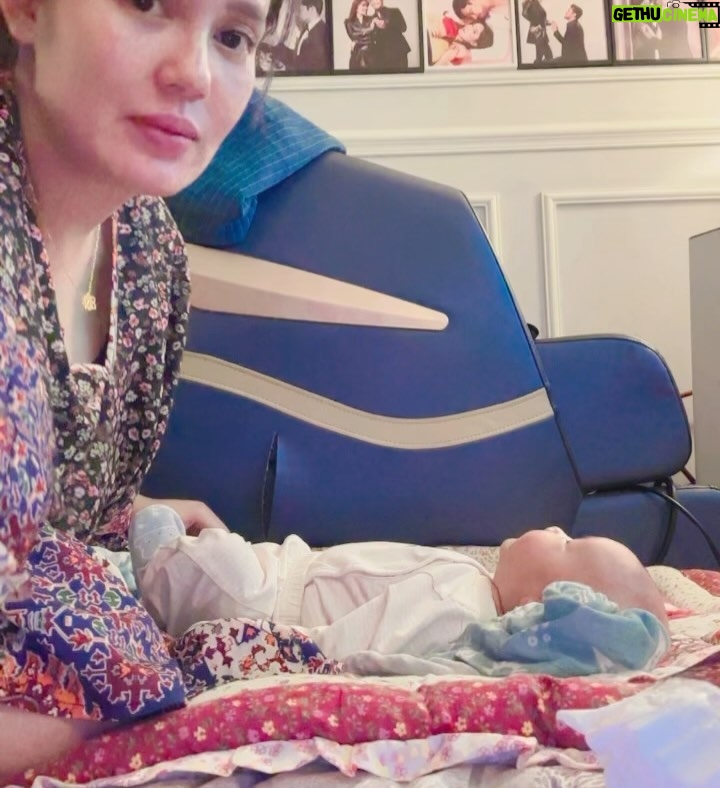 Uqasha Senrose - 98.6K Likes - Salam tiba-tiba rasa sebak sangat sangat , tak sangka qasha dah lalui mengandung 9 bulan , melahirkn semua rasa apa tu sakit melahirkan berpantang membesar kan anak sampai dah nak masuk 6 bulan anak ibu Hawra Uqaira .. belajar macam2 untuk besar kan dan beri kan yang terbaik untuk anak .. Ya Allah Ya rabbi lindungilah anak ku , jagalah disetiap langkah kaki nya , di setiap detak jantungnya dan disetiap hembusan nafasnya . Ya Allah panjangkan lah umur anak ku , terangilah hatinya teguhkan lah iman nya .. cerdaskn akal nya , baguskanlah amal perbuatannya , lapangkan lah rezeki nya , dekatkn lah dengan kebaikan dan JAUHKANLAH DARI SEGALA KEBURUKAN ♥️ 
Ya Allah kabulkan harapan dan doa doa ku ini , agar Uqaira menjadi anak yang solehah yang taat pada perintah Mu Ya Allah , berbakti pada ibu ayah dan agama . semoga menjadi anak yang success didunia dan diakhirat .. 

tak sangka Uqaira dah nak masuk 6 bulan 😢 ( emosi sebak semua ada ) 

Your my heart and soul sayang @hawrauqaira

p/s : kepada semua suami2 , hargailah isteri anda , besar pengorbanan isteri yang membesarkan anak tanpa pertolongan sesiapa .. yang tak cukup tidur , yang basuh baju anak lipat baju anak susun baju anak , basuh botol susu , buat kan susu , tidur kan sampai nak patah pinggang , nak makan pun hanya untuk alas perut , nak masuk toilet pun kena pegang anak , kalau letak nangis , nak mandi pun tak sempat takut anak nangis .. yang ada helper tu alhamdulilah .. yang mengasuh sendiri tu ingat lah SANGAT BESAR PAHALA NYA .. 💋