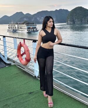 Utkarsha Raturi Instagram - 🏔️🌊🤍
.
.
.
.
.
#trending#explore#viral
#vacay#travel#travelphotography#travelgram#vietnam#halongbay#foryou