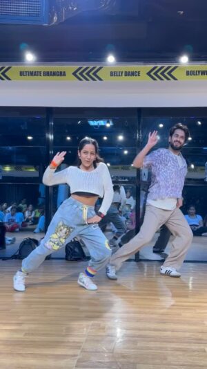 Vaidehi Instagram - OHH SONI SONI❤️ @rohitsaraf @darshanravaldz ✨ dancing with @gaurav.thukral bhaiya🫶 love this one
🧠 @gaurav.thukral bhaiya🫶
#sonisoni #ishqvishkrebound #rohitsaraf #reels #trending #viral #fypシ #explore #vaidehi_theperformer