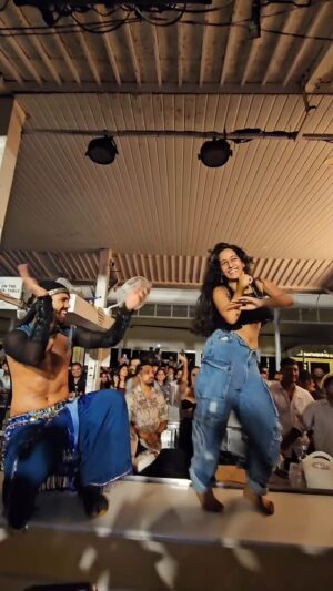 Vaidehi Instagram - If you’re in GOA and u DIDN’T perform with @dharmesh_the_bellymarvel27 your trip is INCOMPLETE, so how could i let my trip be incomplete🤗❤️
•
@dharmesh_the_bellymarvel27 bhaiya you’re such a talented artist who makes everyone go crazy by your moves🙌🙌
📍 @thalassagreektaverna ✨
@norafatehi ❤️
•
#kusukusu #norafatehi #dancewithnora #reels #trending #viral #fypシ #explore #vaidehi_theperformer