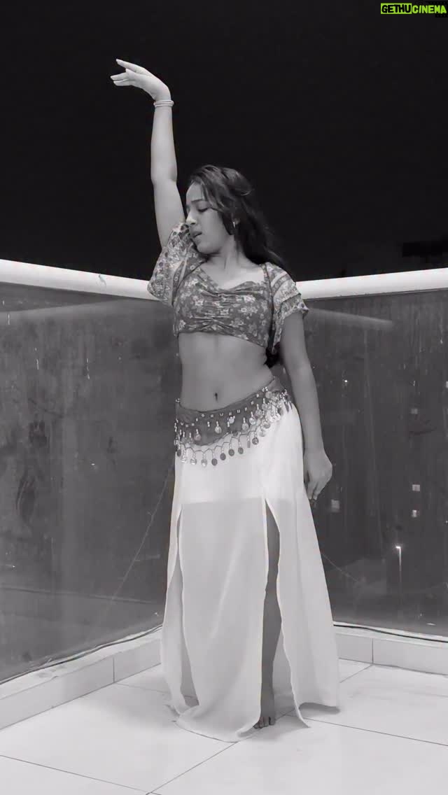Vaidehi - 24.7K Likes - ek choti si koshish meri💗 i know this isn’t my forte, tried something out of my comfort zone😁
•
OLD IS GOLD❤️ Helen maam, you are so beautiful in all the performances, u carried them with so much grace and elegance, i am truly inspired by you💝
•
🧠 @bellygoddess_ di✨
•
#piyatuabtoaaja #helen #bellydance #reels #trending #viral #fypシ #explore #vaidehi_theperformer