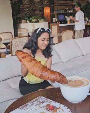 Vaidehi Instagram - Have you ever tried these delicious GIANT treats 😋😋😋 #photooftheday #videooftheday #dubai #foodblogger #food #vaidehi_theperformer
