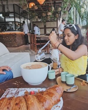 Vaidehi Instagram - Have you ever tried these delicious GIANT treats 😋😋😋 #photooftheday #videooftheday #dubai #foodblogger #food #vaidehi_theperformer