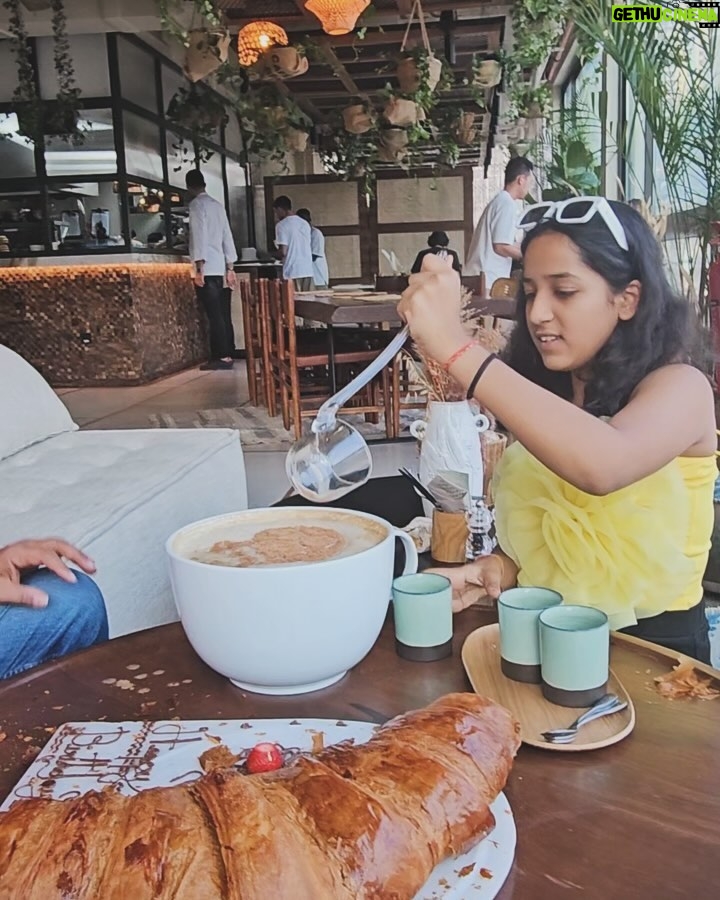Vaidehi - 6.5K Likes - Have you ever tried these delicious GIANT treats 😋😋😋 #photooftheday #videooftheday #dubai #foodblogger #food #vaidehi_theperformer