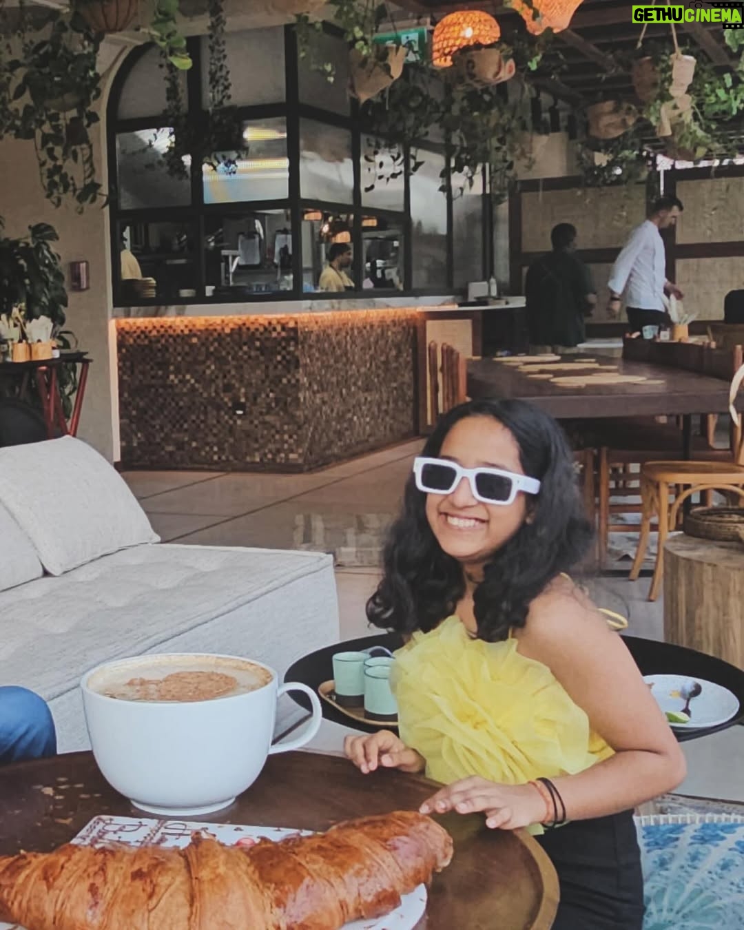 Vaidehi - 6.5K Likes - Have you ever tried these delicious GIANT treats 😋😋😋 #photooftheday #videooftheday #dubai #foodblogger #food #vaidehi_theperformer