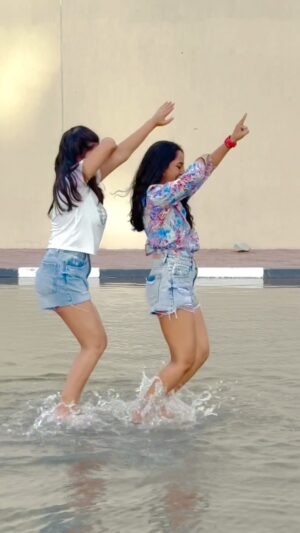Vaidehi Instagram - chak doom doom 🌧️🌧️ DUBAI MEIN BAARISH KA MAAZA😆🤭 Do you remember your childhood days splashing and dancing in ☔️❤️
•
#chakdoomdoom #diltopagalhai #koiladkihai #srk #madhuridixit #reels #rain #trending #fypシ #vaidehi_theperformer