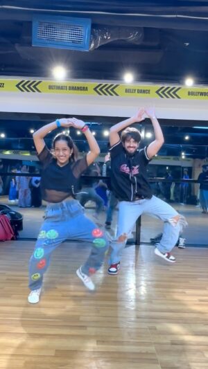 Vaidehi Instagram - GARAM MASALA🔥❤️ ALWAYSSSS a vibeeee dancing with you @gaurav.thukral bhaiyaaa✨🫶 comee soon✨
•
📍 @tdsdubai my 2nd home 🏠
🧠 @gaurav.thukral bhaiya✨
🎥 @nehabittu4 💫
•
#kissmebaby #garammasala #workshop #vibes #gauravthukral #reels #viral #vaidehi_theperformer