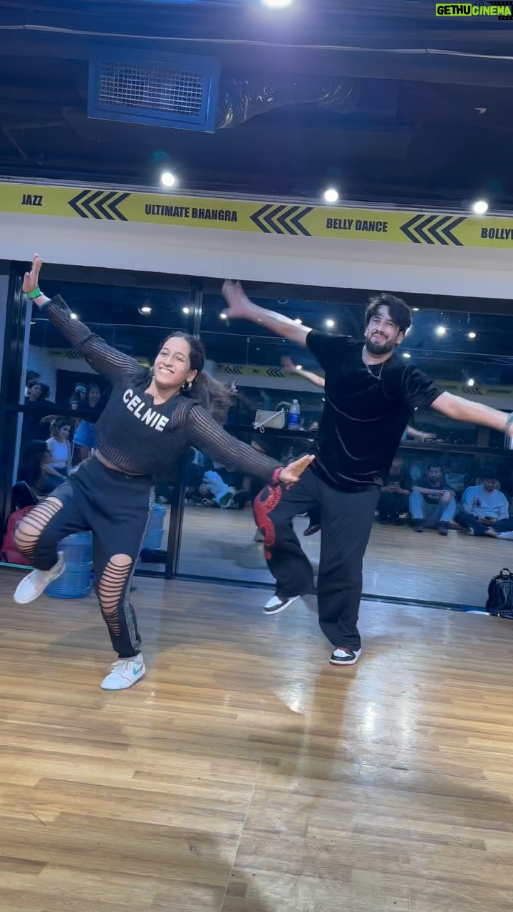 Vaidehi - 25.2K Likes - CHOLI KE PEECHE ❤️🔥 with the talented @gaurav.thukral bhaiya🫶
•
🧠 @gaurav.thukral bhaiya🫶
📍 @tdsdubai 🏠 
@kritisanon @tabutiful @kareenakapoorkhan @diljitdosanjh 🔥🔥
•
#cholikepeeche #diljitdosanjh #kritisanon #kareenakapoor #tabu #gauravthukral #fypシ #workshop #vibes #vaidehi_theperformer