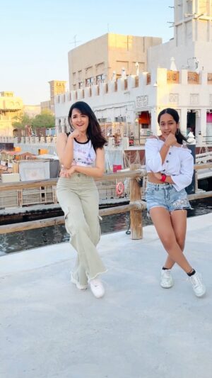 Vaidehi Instagram - O tere chehre da eh noor Khileya, KHOOB KHILEYA✨
Dono ki Jodi khoob khileya….. haina🌻🌻
•
Performed with the cutest and most talented @shirleysetia dii❤️😘 YOU ARE A SWEETHEART.. lots of love❤️
•
Dc @isshehzaankhan bhaiya @shirleysetia dii❤️
@mitrazmusic 😊
•
#khileya #shirleysetia #mitraz #reels #trending #viral #explore #fypシ #dubai #vaidehi_theperformer