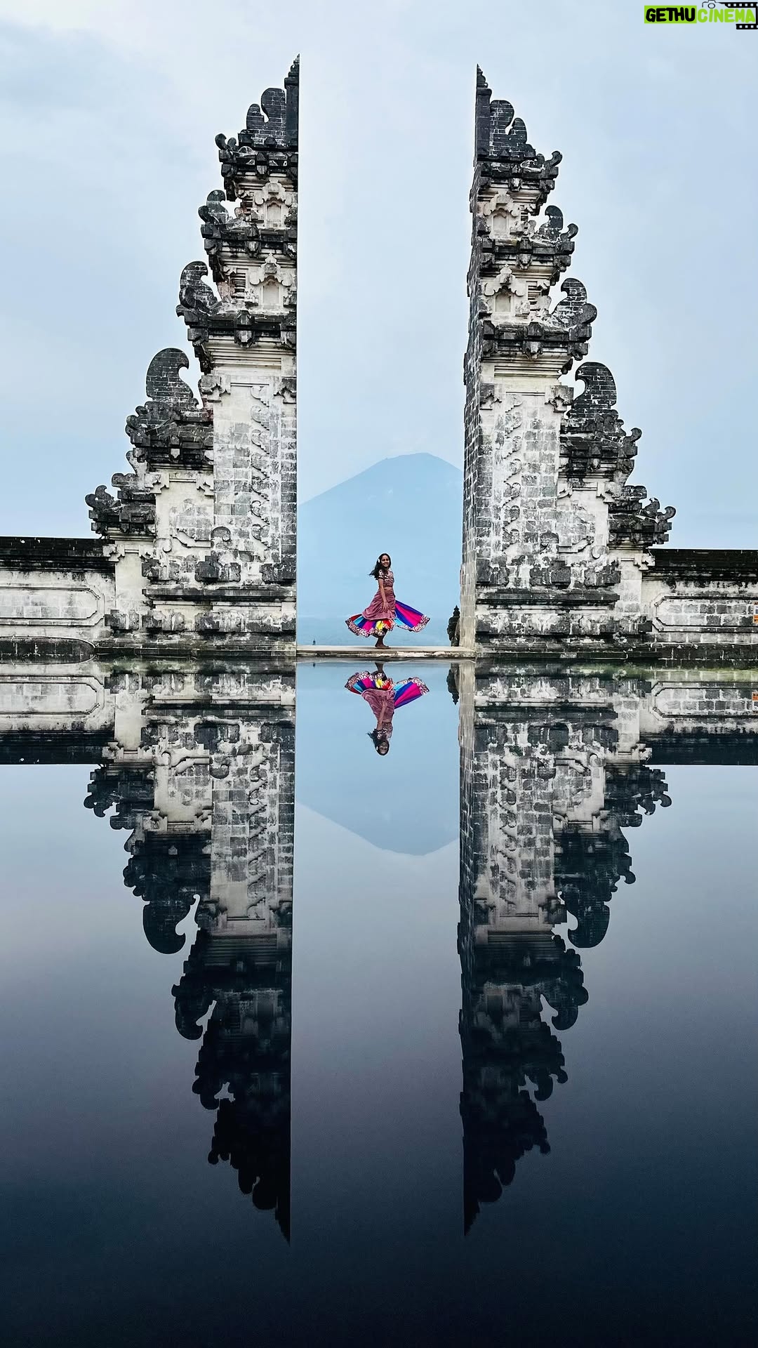 Vaidehi - 139.5K Likes - isn’t this beautiful 😍😍 Flip your phone upside down and see me againnn😜😆
•
#orangrez #reels #gateofheaven #trending #explore #fypシ #bali #viral #vaidehi_theperformer