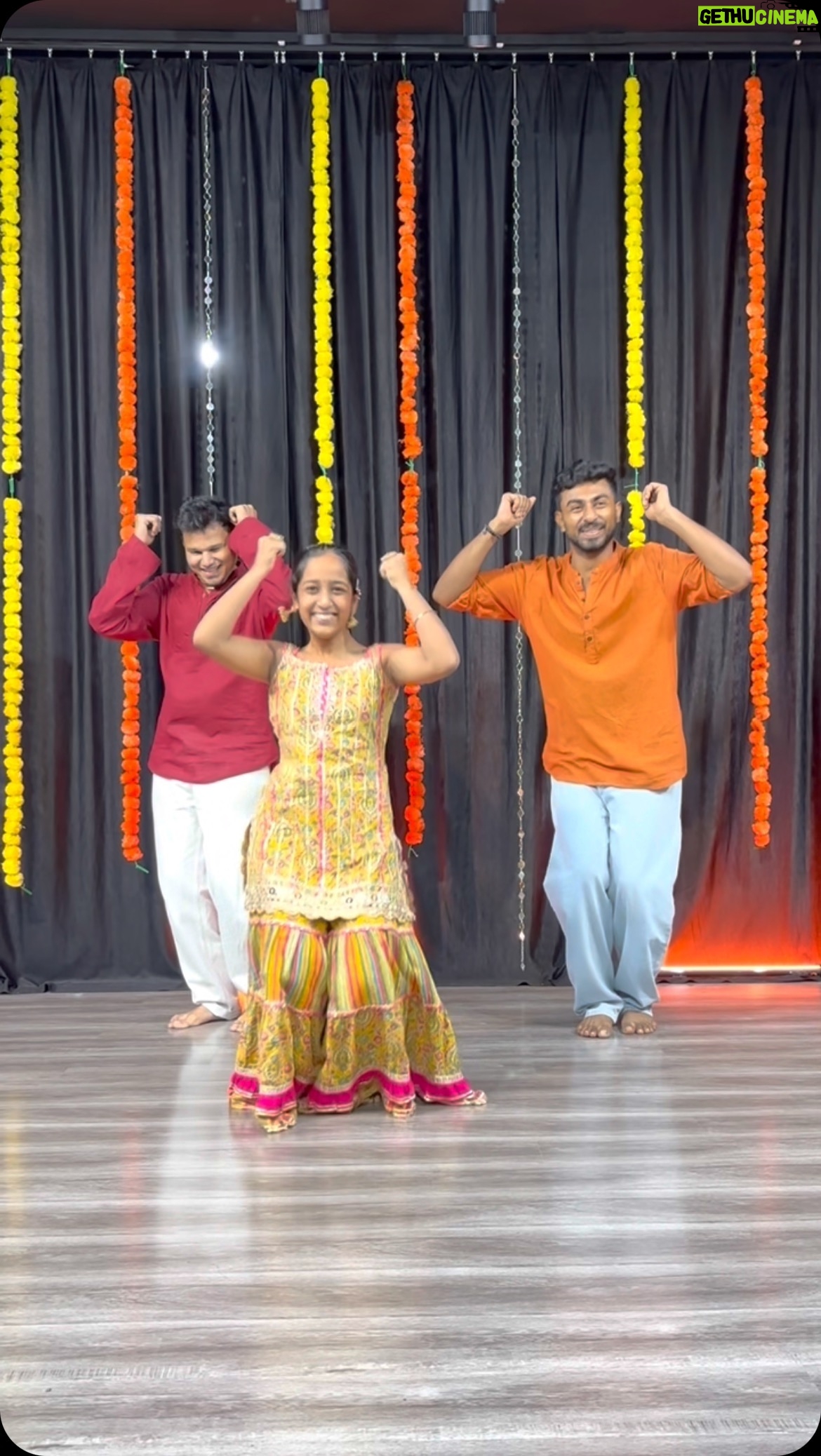 Vaidehi - 6.7K Likes - Sawar loon HAYEEE❤️🫶 Isn’t this soooo beautiful 😍 
•
🧠 @alexander_noel_janam bhaiya X @abhi_badarshahi bhaiya 🫶 LOVE THISSSS❤️
📍 @ensostudio.in 🫶
•
#sawarloon #workshop #vibes #reels #trending #explore #viral #vaidehi_theperformer