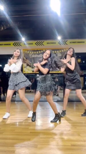 Vaidehi Instagram - Dancing with my lovelies 💃🫶
•
#jindkadhke #reels #trending #viral #fypシ #explore #vaidehi_theperformer