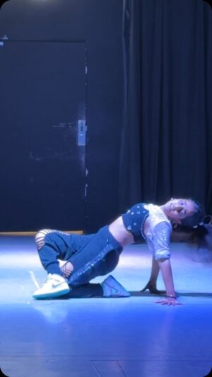Vaidehi Instagram - CHIGGY WIGGY❤️🔥❤️🔥
•
Thank you so much @donny.allstars sir for giving me such an AMAZING OPPORTUNITY to perform at the #spotlightthursday ❤️❤️
•
🧠 @devasmitaa maam❤️ love you to the moon and back✨ you’re soooooo beautiful 🫶
📍 @ifbcstudios 🫶
•
#chiggywiggy #reels #spotlighthursday #trending #fypシ #viral #vaidehi_theperformer