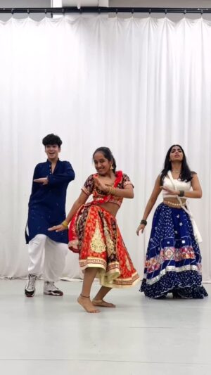Vaidehi Instagram - uyiii ammaaa haaye haaye mein toh margayi with @danceastic_om bhaiya & @pillaii.nandinii dii🔥❤️
•
🧠 @danceastic_om x @pillaii.nandinii 🫶
📍 @ifbcstudios 🫶
👗 @bollyw00d_costumes 🫶
@rashathadani @aamandevgan 🔥
•
#uyiamma #rashathadani #reels #trending #viral #fypシ #explore #workshop #vaidehi_theperformer