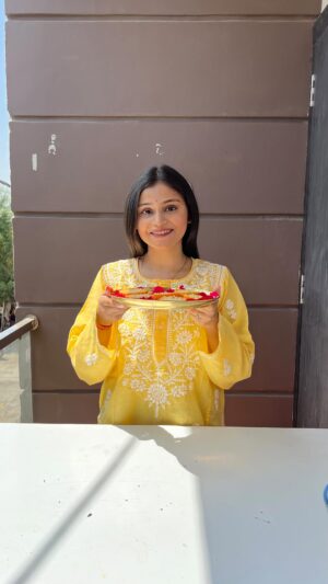 Vaidika laddha Instagram - Mango kulfi 💗😋🥭
~ 1 litre milk
~ 1/2 cup condense milk
~ almonds
~ Cashews
~ pista
•chop them well
~ kesar
• reduce the milk to half.
• cut the mangoes as shown in the video & fill the rabdi into it.
~ Refrigerate it for overnight & themn cut them into pieces.
~ serve it chilled & garnish it with dry fruits.
Follow @eatandeatttttt for more such easy recipes