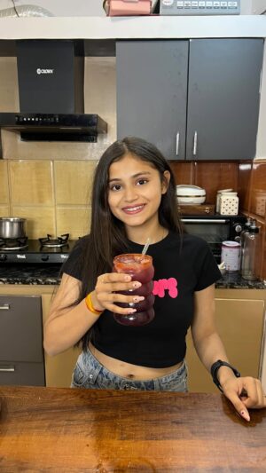 Vaidika laddha Instagram - Black Grapes Mojito 😋💗
~ 2 cups Black Grapes
• Clean & Wash them properly
~ Mint leaves
~ 1 tbsp sugar
~ lemon juice
• Grind it well.
~ 1 tbsp salt
~ 1/2 tbsp red chilli powder
~1/2 tbsp chaat masala
~ ice cubes
~ lemon
~ soda
• Serve it chilled & Enjoy!!!!!
Follow @eatandeatttttt for more such easy recipes.