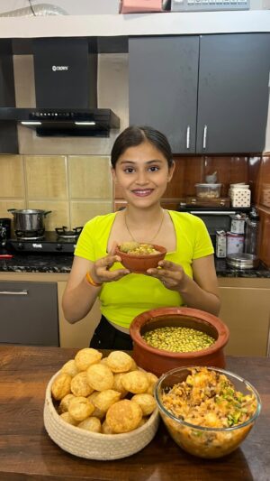Vaidika laddha Instagram - Kolkata style Panipuri 😋💗
For special masala:
~ 1 tbsp dhaniya seeds
~ 1 tbsp jeera
~ 3-4 Sukhi Red chillies
For Pani:
~ 1/2 cup imli
• Soak them into hot water.
~ Coriander leaf
~ Pudina
~ green chilli
~ Garlic
• Grind this well into a fine chutney.
~ Add this in a bowl & then adjust the consistency using water.
~ Red chilli powder
~ Salt
~ Black salt
~ Aamchur powder
~ Chaat masala
~ Jaljeera
~Prepared special masala
~ chopped onions
~ lemon slices & green chillies
~ Boondi
~ chilli flakes & dhaniya
• Mix it well chatpata pani is ready.
For Aloo masala:
~ Boiled Aloo
~ Boiled Chana
~ onions
~ Red chilli powder
~ Black salt
~ salt
~ aamchur powder
~Chaat masala
~ Prepared special masala
~ imli puree & dhaniya
• mix it well & enjoy your chatpatti Panipuri .
Follow @eatandeatttttt for more such easy recipes.