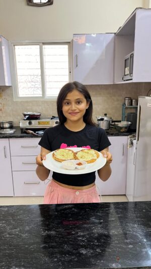 Vaidika laddha Instagram - Cheese corn paratha 💗😋
~ 1 cup boiled sweet corn
~ 4-5 Garlic
•Grind them in fine paste.
~ 2 cheese cubes
~ 1 tbsp oregano
~1/2 tbsp chilli flakes
~ 1/2 tbsp red chilli powder
~ 1 tbsp peri peri masala
~Salt as required
• Mix the stuffing well.
• Make parathas as shown in the video with your leftover roti dough.
~ Ghee
~Mozzarella cheese
• Cook it until it becomes golden brown add mozzarella cheese to it.
• Garnish it with some oregano & serve it with sauce & chutney.
Follow @eatandeatttttt for more such easy recipes.