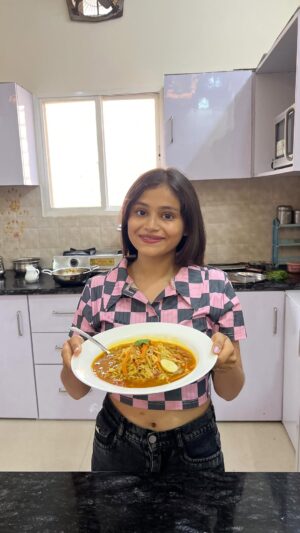 Vaidika laddha Instagram - Maggi thukpa 💗😋
~ Oil
~ 1 tbsp chopped garlic
~ 1 tbsp chopped green chillies
~ 1 small chopped onions
~ 1 small chopped tomatoes
~ 1/2 cup chopped cabbage
~ 1/2 cup chopped carrots
• Saute all the vegetables well .
~ Salt
~ Red chilli powder
~ Maggi masala
~ Water
~ 1 tbsp soya sauce
~ 1 tbsp schezwan sauce
• Boil it well & add Maggi to it .
• Cook it for 3-4 minutes & serve it hot with lemon & garnish it with some coriander leaves.
Follow @eatandeatttttt for more such easy recipes.
