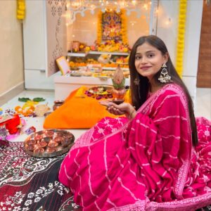 Vaidika laddha Instagram - शुभ दीपावाली 🪔 ✨
.
.
Ps: There is surprise for y’all in 5th slide🥹🙈