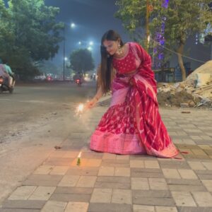 Vaidika laddha Instagram - शुभ दीपावाली 🪔 ✨
.
.
Ps: There is surprise for y’all in 5th slide🥹🙈