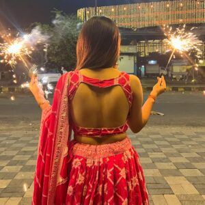 Vaidika laddha Instagram - शुभ दीपावाली 🪔 ✨
.
.
Ps: There is surprise for y’all in 5th slide🥹🙈