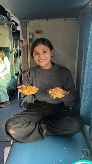 Vaidika laddha Instagram - Bhelpuri in train😋💗
~ Parmal / Murmura
~ Blue lays
~ Namkeen Papdi
~ Aachar oil
~ Chaat masala
~ Green chutney
~ Onions
~ Tomatoes
~ Green chillies
~ Lemon juice
•Mix it well .
~ Aloo Bhujiya
• Garnish it well and enjoy your easy bhelpuri in train!!!!!
Follow @eatandeatttttt for more such easy recipes.